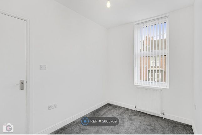 Flat   Sefton Avenue, Leeds photo 3