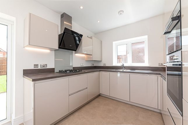 11 Paddock Way, Crowthorne photo 2