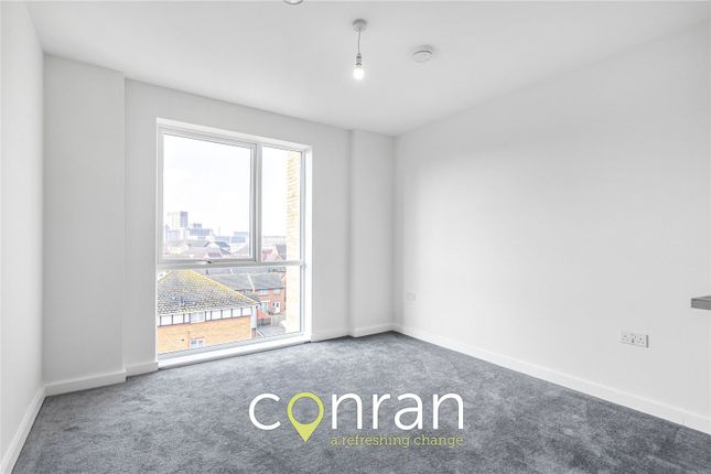 Flat to rent in Pier Way, Woolwich