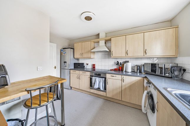 Flat for sale in Wraysbury Gardens, Staines-Upon-Thames