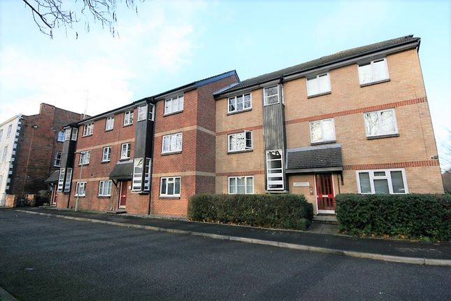 Flat to rent in Muirfield Close, Reading