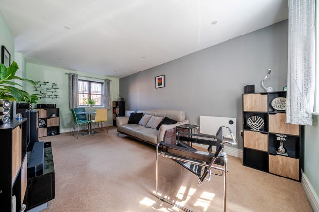 2 Cardingham Court,, Consort Mews, Fareham photo 3