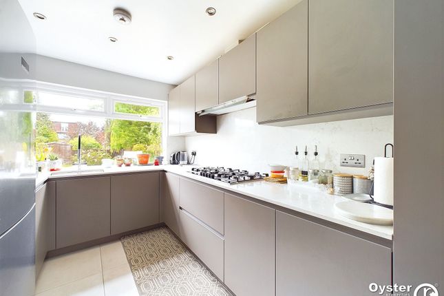 12 Bulmer Gardens, Harrow photo 3