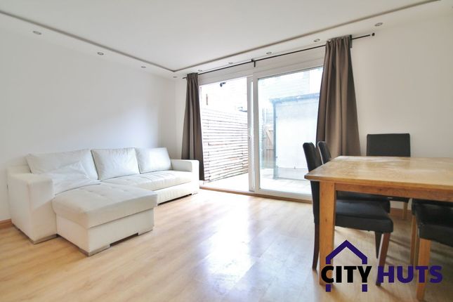 Terraced house to rent in Corporation Street, London