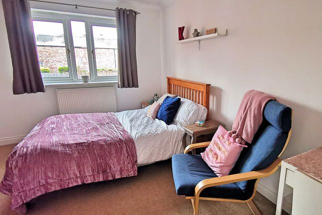 Room 1, 4, Fitzwilliam Court, Northants photo 2