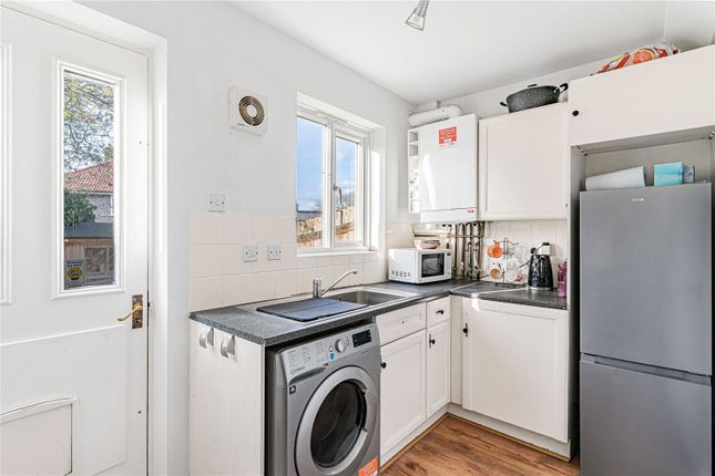 24, Gittens Close, Bromley photo 4