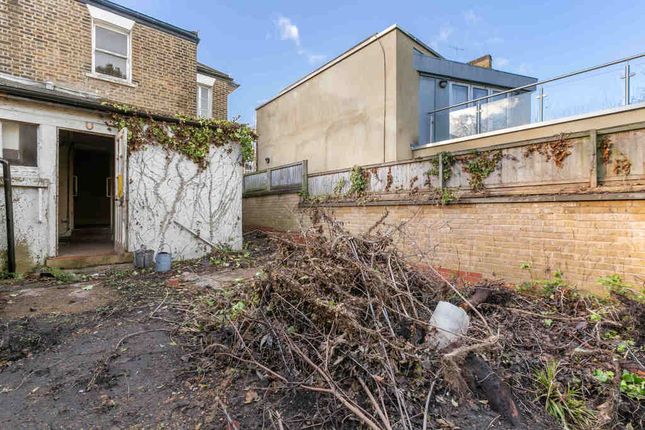 End terrace house for sale in Holmesdale Road, London