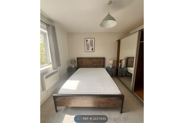 Flat G, Reed Court Waterway Avenue, London photo 5