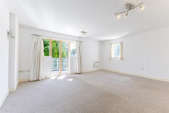 9 Thomas More, Thomas More Building, Ruislip photo 3