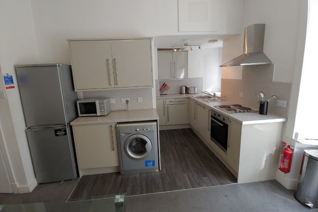 Flat to rent in Union Place, West End, Dundee