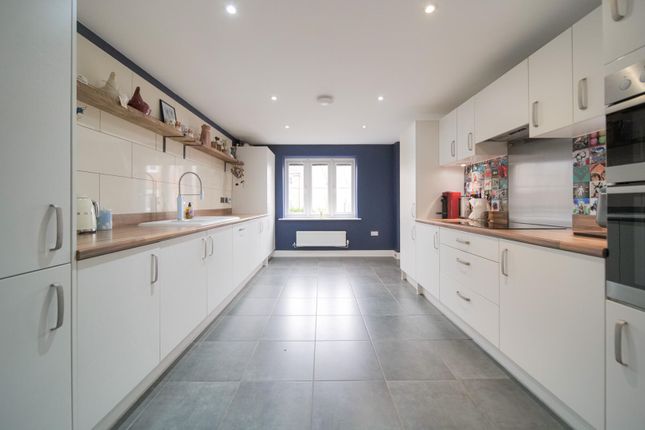 4, Chamier Close, Melksham photo 2