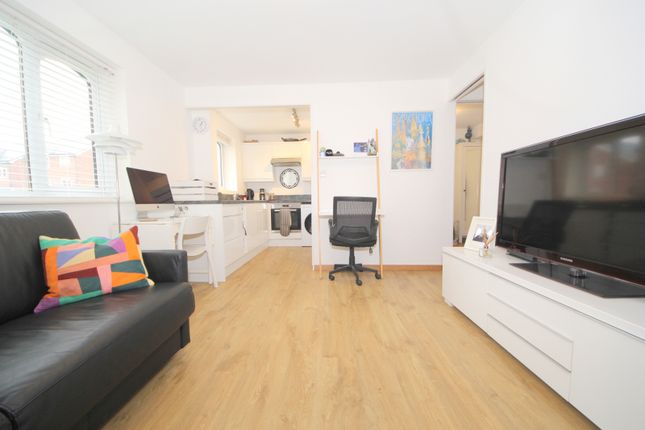 10, Leigh Hunt Drive, Southgate photo 2