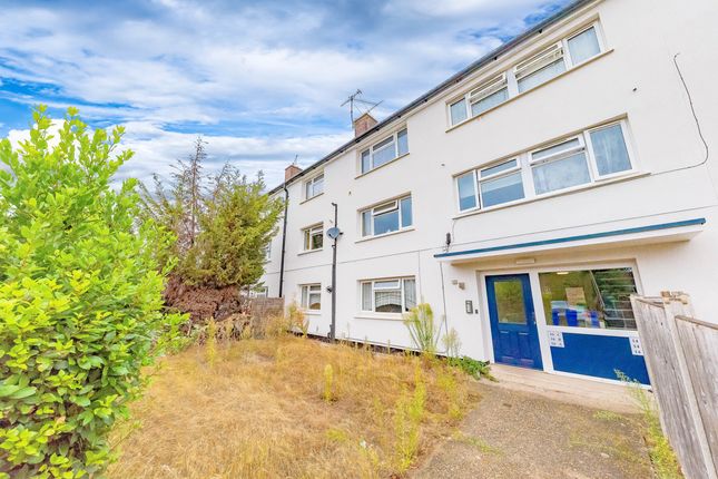 2-bed flat on Perring Avenue, Farnborugh, £190,000