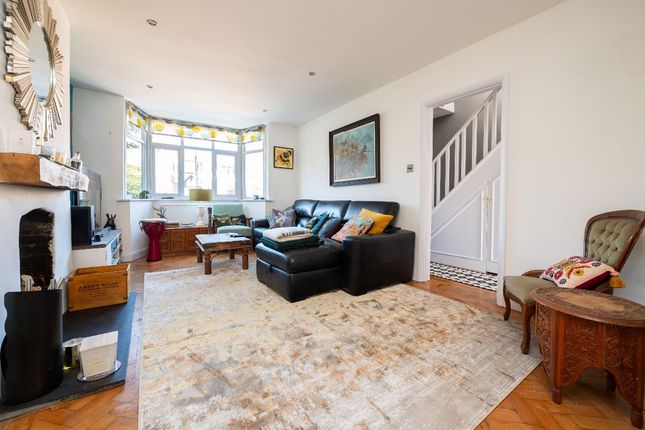 35 Rivermeads Avenue, Twickenham photo 2
