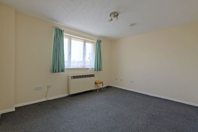 Flat Flat 27, 2, Luther King Close, London photo 2