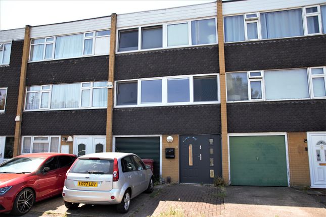 Town house to rent in Blacksmith Row, Slough
