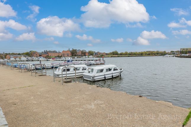 8, Borrow Road, Lowestoft photo 4