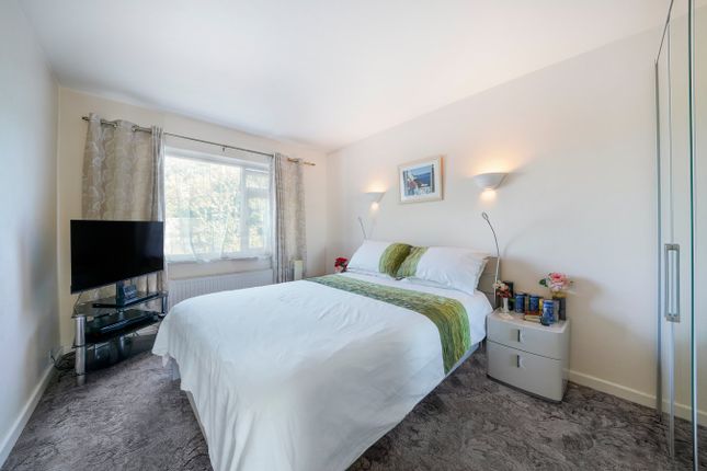 25, Ivy Gardens, Mitcham photo 3