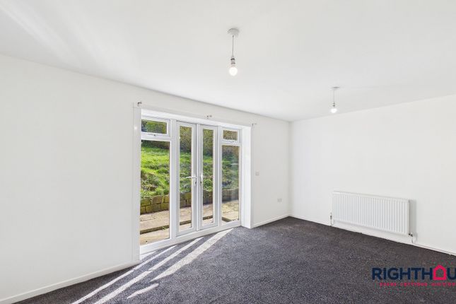 15 Clifton Crescent, Wakefield photo 3