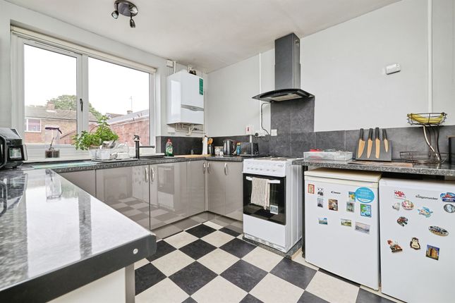 37, Othello Close, HUNTINGDON photo 4