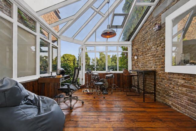 3 Hogarth Court, North End, London photo 4