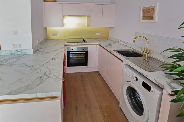 Flat to rent in Dorset Court, - Kingsway, Hove