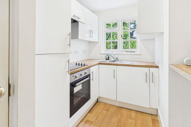 6 The Chestnuts, 66 Harestone Valley Road, Caterham photo 3