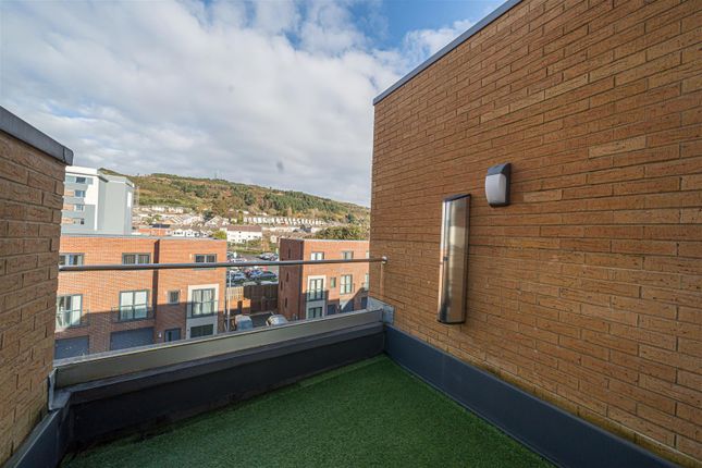 Town house for sale in Langdon Road, St. Thomas, Swansea
