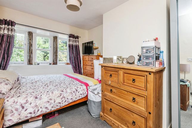 178, Blackmoorfoot Road, Huddersfield photo 4