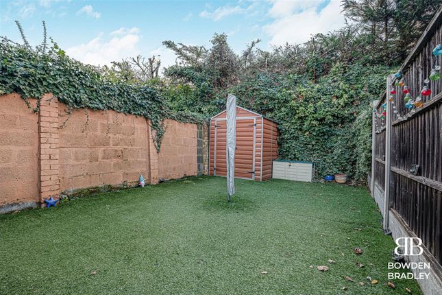 105 Tomswood Hill, Hainault photo 2