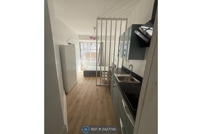 Room 2 - Downstairs Ensuite With Kitchenette
