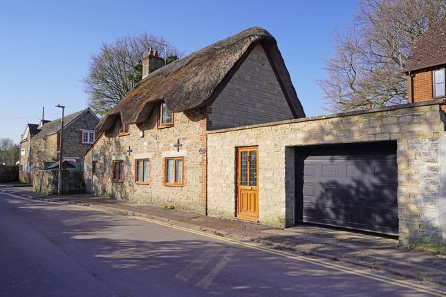 2-bed house on The Thatch, Blandford Alley, Highworth, £395,000