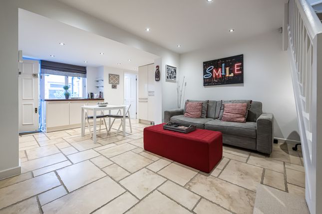 Thumbnail Flat to rent in Molyneux Street, London