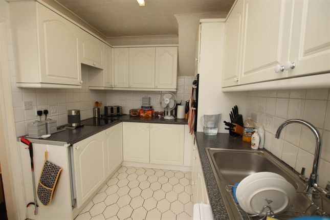 19, Wordsworth Way, Dartford photo 3