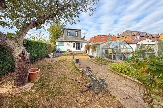 60 Welley Road, Wraysbury photo 3