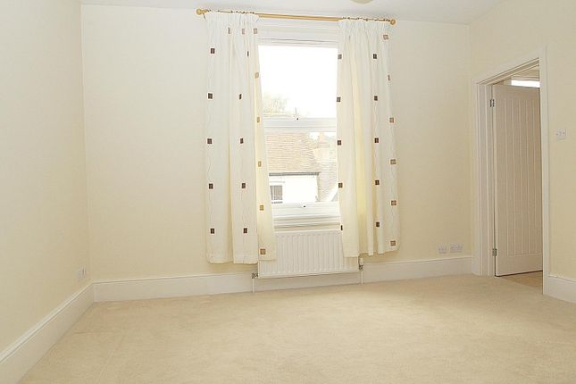 Flat 3 Windrush House, High Street, Bramley photo 4