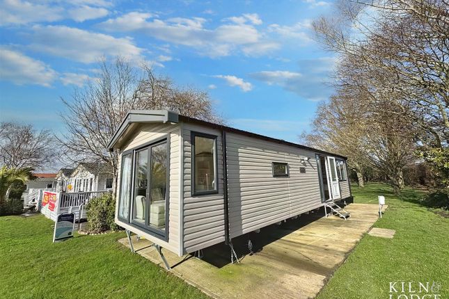 Thumbnail Mobile/park home for sale in Hall Lane, Walton On The Naze