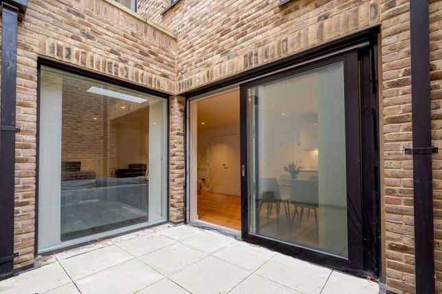 Town house for sale in Hand Axe Yard, London