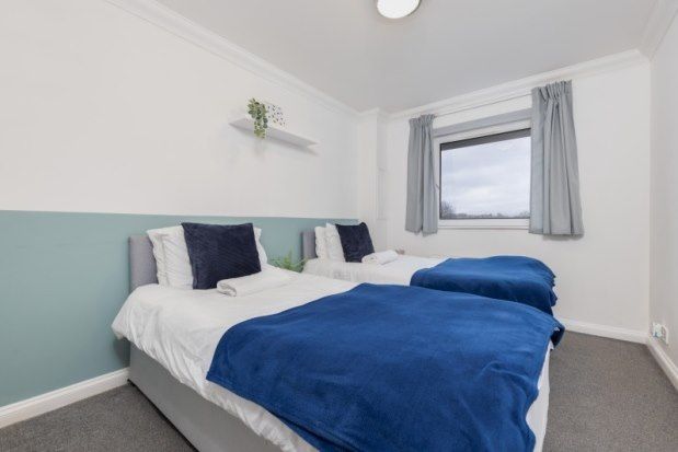 Flat to rent in The Broadway, London