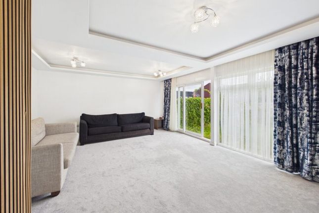 6, Carlyle court, Livingston photo 4