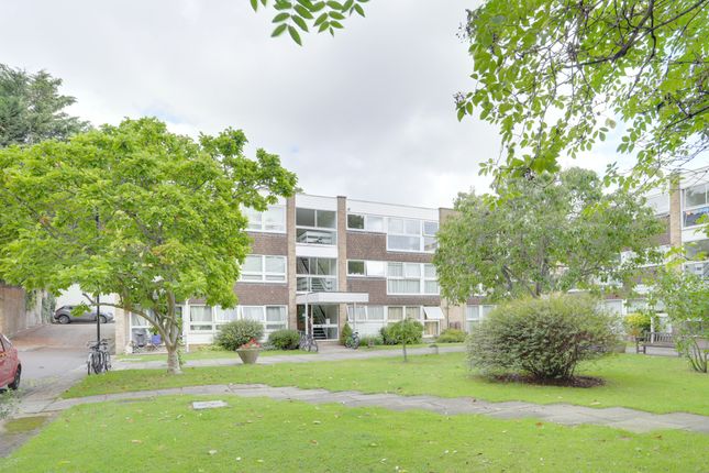 Thumbnail Flat for sale in Foxgrove, Southgate