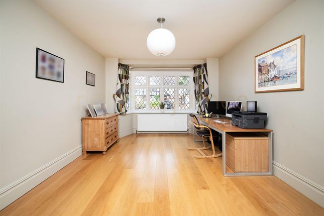 8, Canons Close, Edgware photo 4