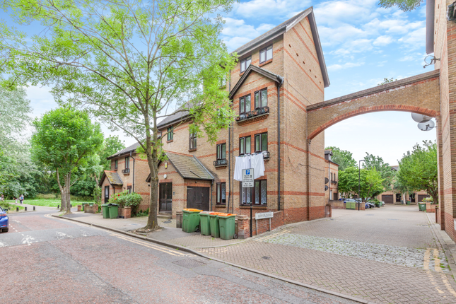 Thumbnail Flat for sale in Hallywell Crescent, London