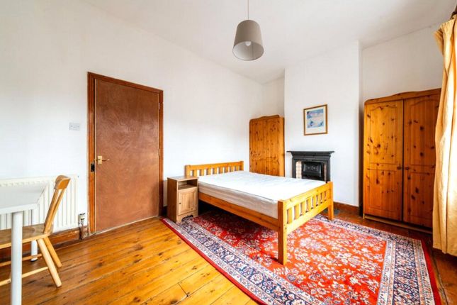 4-bed house on Grafton Cres, London, £3,750/mo