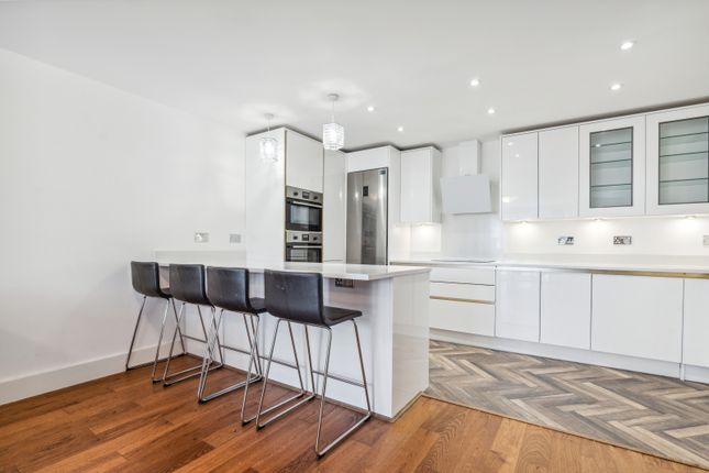 Flat to rent in St. Davids Square, Cubitt Town