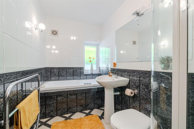 Bathroom2.Jpg