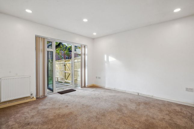 14 Orchard Close, Beaconsfield photo 2