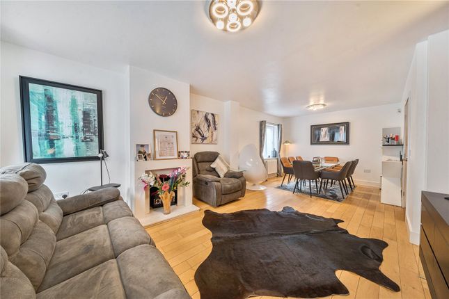 2 The Villas,, The Villas, Robinsons Close, Ealing photo 4