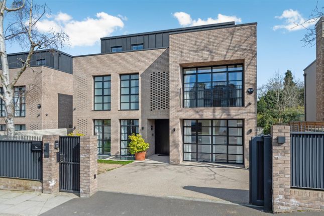 Thumbnail Detached house to rent in Lincoln Avenue, London
