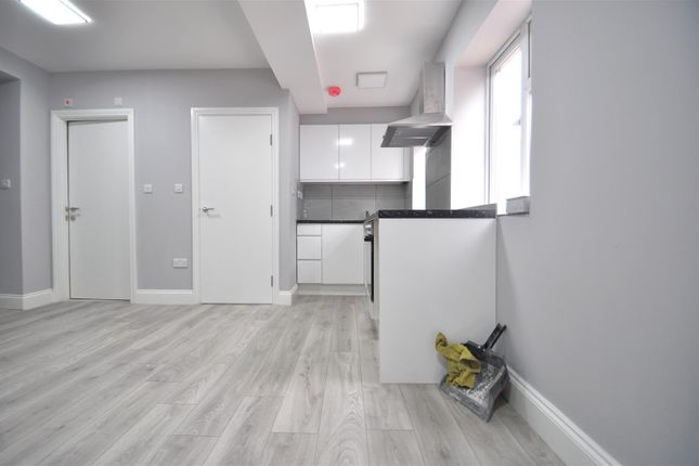 8b, Marion Crescent, Orpington photo 3